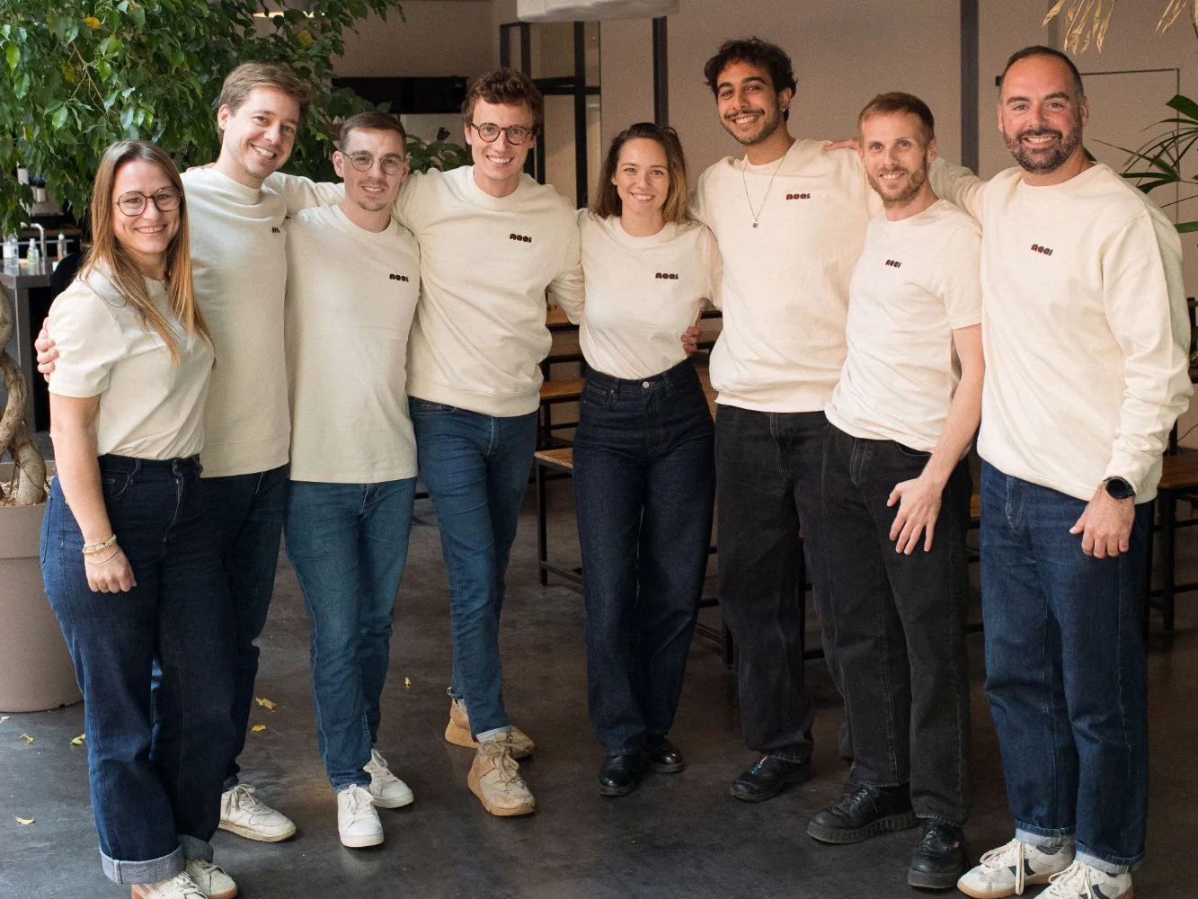 L’équipe AQQI réunie dans ses bureaux, en t-shirts et sweats AQQI.